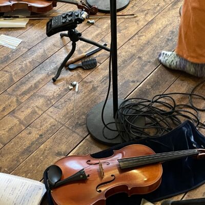 Påsk hos Schhh Vardagsrummet Öppningskonsert Skärtorsdag kl 19.00 — Ljudkonst & Fika  Långfredag—Annandag påsk 10.00-18.00